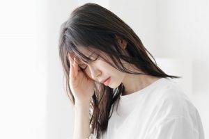 体調がすぐれない女性